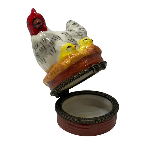 Porcelain Hen and Chicks Hinged Trinket Box. KK545 - Picture 6 of 6